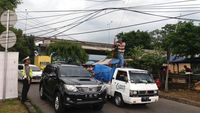 Penampakan Tiang Listrik yang Roboh dan 'Nangkring' di Atas Tol