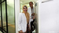 Mereka juga sempat bolak-balik dari ruang perawatan Novanto di ruang 323 ke ruang komite medik yang ada di lantai yang sama.