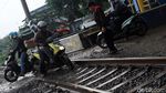 Nekat! Pengendara Motor Ini Nyebrang Lewat Rel Kereta Api
