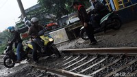 Mereka sepertinya tak acuh dan mengabaikan keselamatan pribadi dan orang lain.