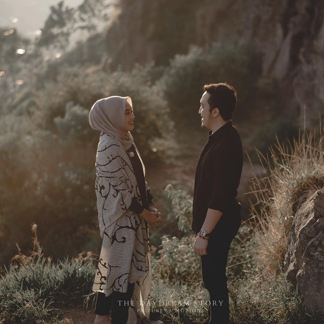 Foto prewedding tak bersentuhan lainnya yang bisa menginspirasi hijabers adalah gambar Nabila Hatifa dan pria dambaannya. Selebriti Instagram (selebgram) Nabila Hatifa memakai setelan kasual dan scarf panjang bergrafis simpel. Keduanya saling menatap memberikan sentuhan gambar romantis pada foto prewedding satu ini. Foto: Dok. Instagram