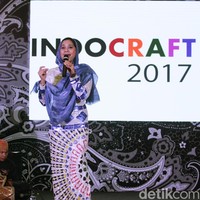 Inilah penampilan Ayu Azhari sekarang. Sudah sejak beberapa tahun terakhir Ayu tampil berkerudung dan memakai busana tertutup. Foto: M. Abduh/Detikcom