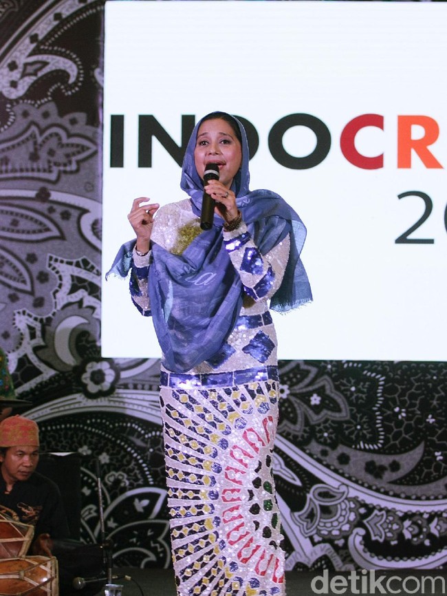 Inilah penampilan Ayu Azhari sekarang. Sudah sejak beberapa tahun terakhir Ayu tampil berkerudung dan memakai busana tertutup. Foto: M. Abduh/Detikcom