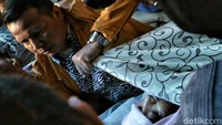 Proses pemindahan dilakukan dengan penjagaan ketat. Adhi Wicaksono/CNN Indonesia.