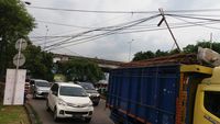 Penampakan Tiang Listrik yang Roboh dan 'Nangkring' di Atas Tol