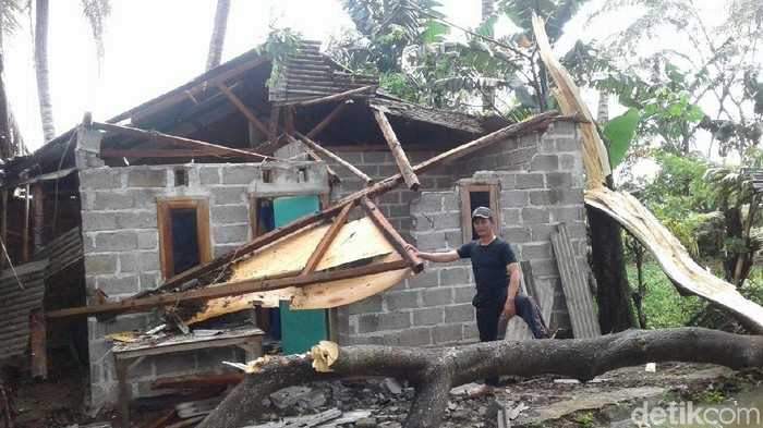 Sekolah dan Belasan Rumah di Tangerang Rusak Terkena Puting Beliung