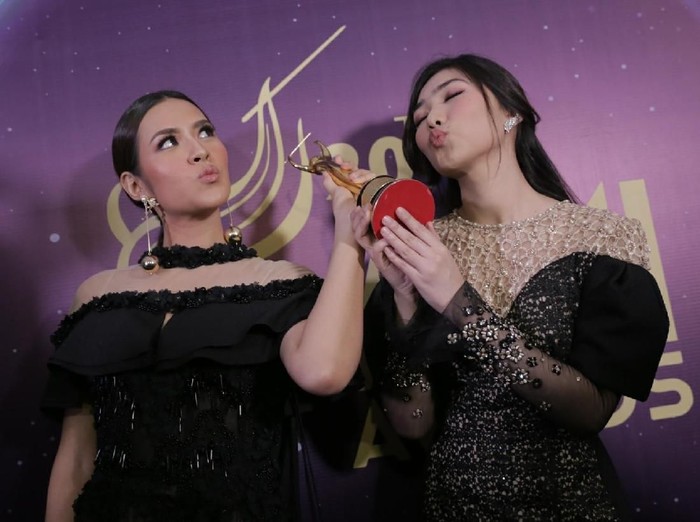 Raisa dan Isyana di AMI Awards 2017.