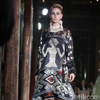 Fashion Show Biyan Wanaatmadja yang mengusung tema HUMBA HAMMU di Dharmawangsa Hotel, Jakarta, Rabu (15/11/2017). Foto:  Mohammad Abduh/Wolipop