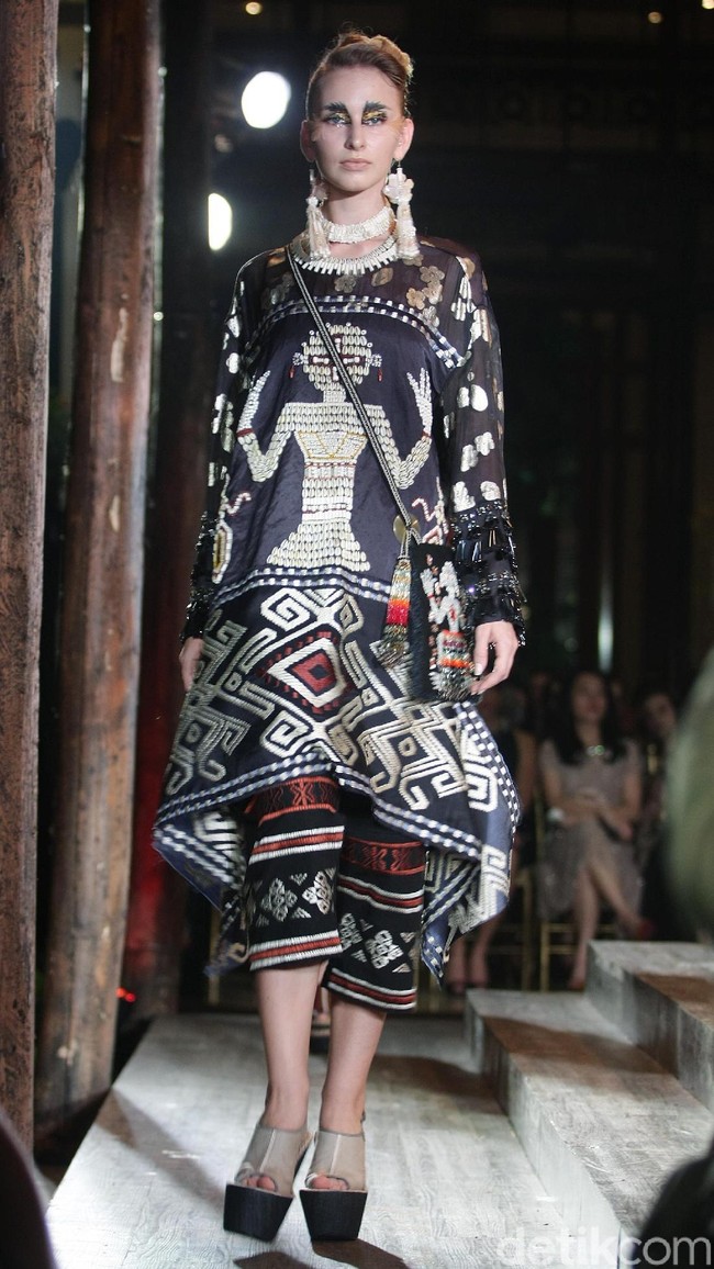 Fashion Show Biyan Wanaatmadja yang mengusung tema HUMBA HAMMU di Dharmawangsa Hotel, Jakarta, Rabu (15/11/2017). Foto:  Mohammad Abduh/Wolipop