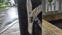 Ini foto tiang lampu itu dari jarak dekat. Tak ada luka berarti. Padahal, menurut Made, tiang itu kemungkinan bengkok kalau ditabrak. Jadi walau terbuat dari apapun, tapi kalau ditabrak apalagi sekelas mobil itu pasti ada minimal bengkok, ujar Made. Foto: Zunita/detikcom