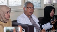 Pada saat jumpa pers di RS Medika Permata Hijau, Jumat (17/11/2017), dr Bimanesh mengatakan Novanto cedera di kepala bagian pelipis sebelah kiri, kemudian ada lecet di leher dan tangan sebelah kanan (Foto: Lamhot Aritonang)
