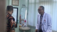 Di dalam, dokter Bimanesh dari RS Medika Permata Hijau terlihat berbincang dengan dokter KPK, Johannes.