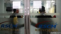 Petugas keamanan yang ada di lokasi juga langsung membawa Novanto yang terbaring ke dalam gedung. Agung Pambudhy/detikcom.