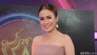 Senyum manisnya kala berpose di depan kamera. Pool/Noel/detikFoto.