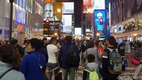 Kalau ini, lautan manusia saat akan menyeberang di Dotonbori. Meski jumlahnya ratusan, mereka tidak ada yang berani melanggar aturan  (Wahyu/detikTravel)