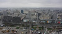 Keindahan Warsawa dari ketinggian terlihat lewat teras yang terletak di lantai 30 Palac Kultury. Seperti menara pandang pada umumnya, keliling teras ini dibiarkan terbuka dengan pembatas jeruji besi (Odilia/detikTravel)