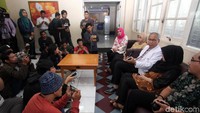 Sebelumnya, tersangka korupsi e-KTP, Setya Novanto mengalami kecelakaan di Jalan Permata Berlian, Jakarta Selatan. Mobil yang ditumpangi Novanto menabrak tiang listrik.