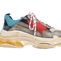 Balenciaga Triple S sneakers 650 euro atau Rp 10 juta. Foto: Ist.