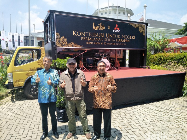 Truk Fuso untuk Panggung Konser Iwan Fals (Foto: Ruly Kurniawan) Truk Fuso untuk Panggung Konser Iwan Fals (Foto: Ruly Kurniawan)