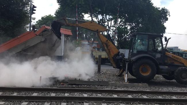 Alat Berat Bongkar Pos Perlintasan Kereta Api Lama di 