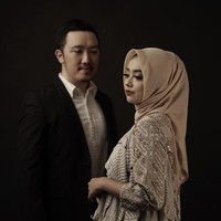 Di foto lainnya, Nabila Hatifa dan pria yang kini sudah menjadi suaminya itu berpose resmi memakai setelan formal. Meski berdekatan namun keduanya tidak bersentuhan. Tatapan mendalam sang pria tidak lepas dari calon istrinya kala itu. Foto: Dok. Instagram