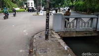Tiang lampu jalan ini berada di Jalan Permata Berlian, Kawasan Permata Hijau, Jakarta Selatan.