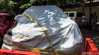 Selain digaris polisi, mobil tersebut juga ditutup terpal berwarna abu-abu.