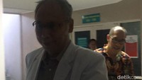 Dokter dari KPK dan RS Medika Permata Hijau sempat keluar dari ruang perawatan Setya Novanto. Belum ada keterangan yang disampaikan ke wartawan.