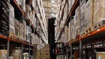 Dalam skema baru yang akan efektif mulai 1 November, gaji pegawai Amazon minimal adalah USD 15 atau sekitar Rp 228 ribu setiap jam. Foto: Reuters