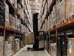 Pekerja Gudang Toko Online Ini Dibayar Ratusan Ribu Per Jam