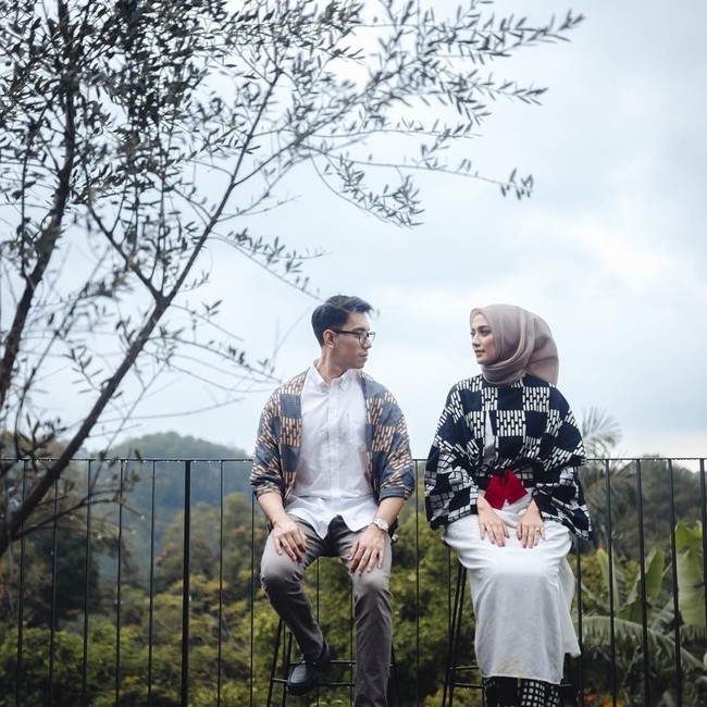 Selebgram Mega Iskanti baru saja menikah minggu lalu. Mega Iskanti melakukan foto prewedding bertemakan alam. Tak heran bila salah satunya berpose sambil duduk dan saling menatap penuh cinta. Foto: Dok. Instagram