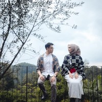 Selebgram Mega Iskanti baru saja menikah minggu lalu. Mega Iskanti melakukan foto prewedding bertemakan alam. Tak heran bila salah satunya berpose sambil duduk dan saling menatap penuh cinta. Foto: Dok. Instagram