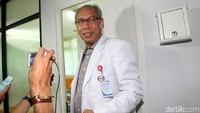 dr Bimanesh saat itu menyebut Novanto mengalami compos mentis. Kondisinya sadar tapi masih lemah. (Foto: Lamhot Aritonang)