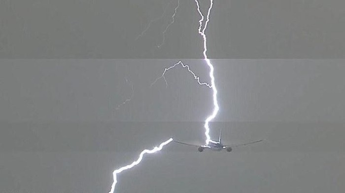 Petir Sambar Pesawat