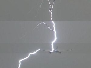 Begini Cara Pesawat Modern Hadapi Sambaran Petir di Langit