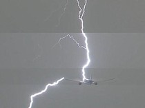 Begini Cara Pesawat Modern Hadapi Sambaran Petir di Langit