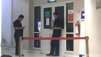 Pihak keamanan RS Medika Permata Hijau berjaga di ruangan Setya Novanto. Terlihat garis merah dipasang di depan kamar tersebut. (Foto: Indra Komara/detikcom)