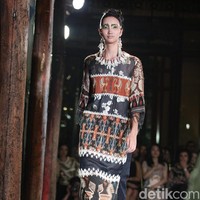 Fashion Show Biyan Wanaatmadja yang mengusung tema HUMBA HAMMU di Dharmawangsa Hotel, Jakarta, Rabu (15/11/2017). Foto:  Mohammad Abduh/Wolipop