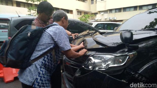  Mobil Setya Novanto di Unit Laka Lantas Ditlantas Polda Metro Jaya, Jl MT Haryono, Jakarta Selatan, Jumat (17/11/2017)