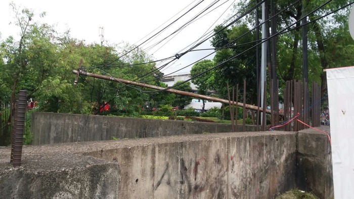 Penampakan Tiang Listrik yang Roboh dan Nangkring di Atas Tol