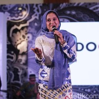Ayu kini lebih sering tampil di belakang layar. Seperti yang dilakukannya di acara Indocraft 2017 dimana dia mengisi acara menyanyikan lagu dari Minangkabau. Foto: M. Abduh/Detikcom