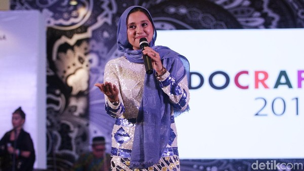 Apa Kabar Ayu Azhari? Ini Gaya Terbarunya di Usia 47 Tahun