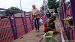 Mirip Rumah Berbie, Jembatan Ini Berwarna Pink dan Ungu