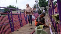 Jembatan ini memudahkan warga sekitar untuk menyeberangi kali tanpa harus berputer jauh.