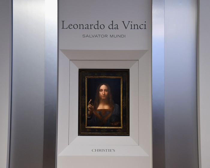 Lukisan 'Salvator Mundi' karya Leonardo da Vinci NEW YORK, NY - OCTOBER 10: Co-Chairman, Post-War and Contemporary Art New York Loic Gouzer (C) speaks as Christie's unveils Leonardo da Vinci's 'Salvator Mundi' with Andy Warhol's 'Sixty Last Suppers' at Christie's New York on October 10, 2017 in New York City. (Photo by Ilya S. Savenok/Getty Images for Christie's Auction House)