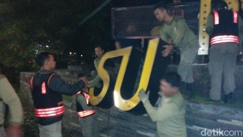 Reklame di Tapal Batas Surabaya Akhirnya Dibongkar Reklame di Tapal Batas Surabaya Akhirnya Dibongkar