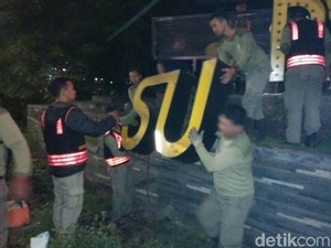 Reklame di Tapal Batas Surabaya Akhirnya Dibongkar