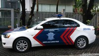 Ada juga mobil patroli pengawalan (patwal) polisi. Namun, tak tampak polisi yang siaga di sekitar lokasi rumah Setya Novanto. (Foto: Tsarina Maharani/detikcom)