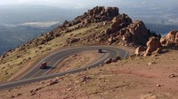 Jalanan berbahaya berikutnya ada di Pikes Peak Highway, Amerika Serikat. Jalanan pada ketinggian 4.302 mdpl dan berkelok-kelok dengan pinggiran jurang ini tempat syuting film Fast & Furious 7 lho (Thinkstock)