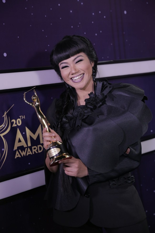 Yura Yunita pernah ikut kompetisi menyanyi The Voice namun sayangnya tidak menjuarai ajang itu. Namun setelah dikontrak label rekan Glenn Fredly, Yura justru lebih sukses dalam industri musik. Ia bahkan telah menerima piala AMI Awards dan beberapa penghargaan bergengsi lain. Foto: Pahlevi
